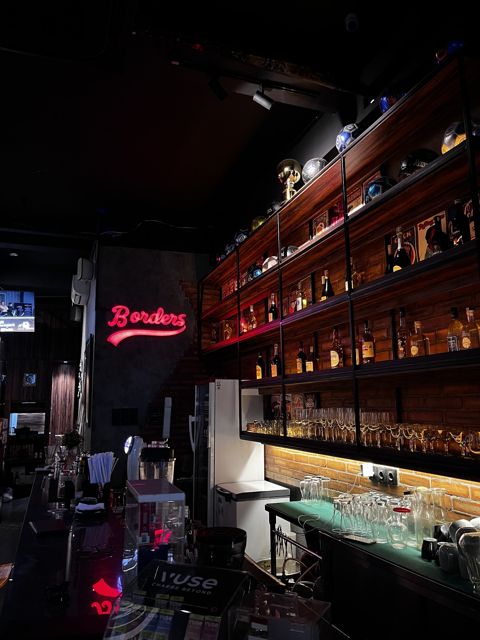 BORDERS BAR
