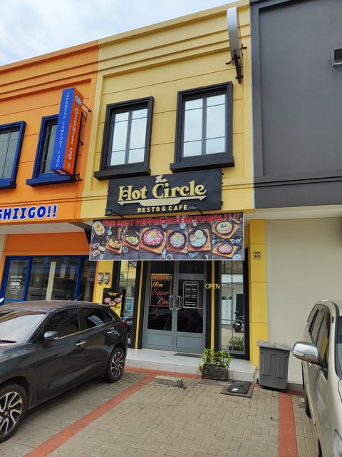 The Hot Circle - Resto & Cafe