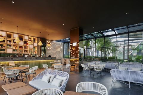 Salute Bar & Lounge